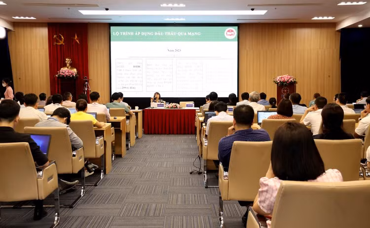 Bà Nguyễn Thúy Hằng - Phó Cục trưởng Cục Quản lý đấu thầu phổ biến và giải đáp thắc mắc liên quan đến Thông tư 08/2022/TT-BKHĐT tại Hội nghị (ảnh: EVN)