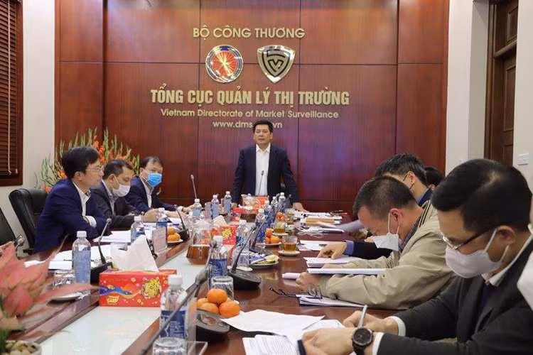 Bộ trưởng Bộ Công Thương Nguyễn Hồng Diên chủ trì cuộc họp về tình hình cung ứng xăng dầu chiều ngày 9/2/2022 (Ảnh: MK)