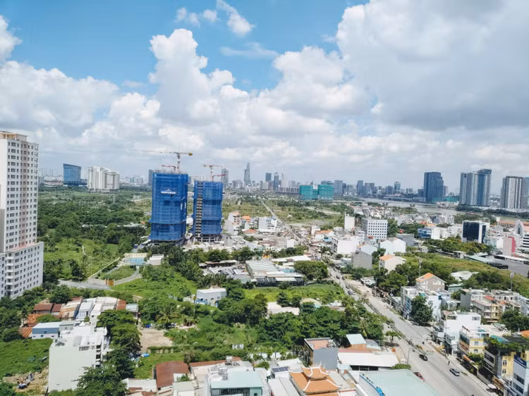 Trong 6 tháng đầu năm 2021, thị trường phía Nam gần như chỉ có vài dự án mới ở TP.HCM mở bán, chủ yếu ở phân khúc trung cao cấp và cao cấp. Ảnh: Ngô Bảo Tín