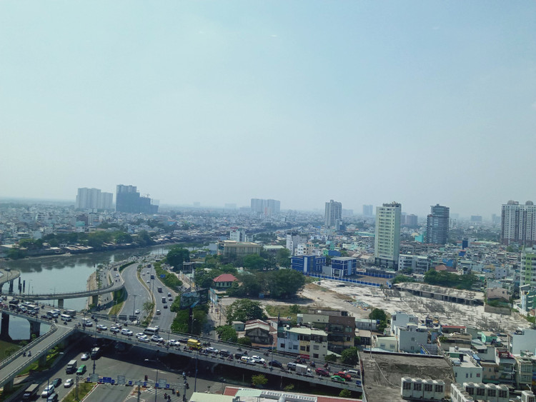 Trong 2 tháng qua, hầu như các doanh nghiệp bất động sản và khách hàng vẫn chưa thể đàm phán với các ngân hàng thương mại về cơ cấu lại nợ, giảm lãi vay, giãn tiến độ trả lãi vay, trả nợ gốc. Ảnh: Ngô Ngãi