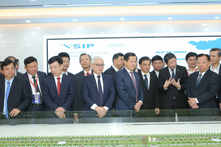 Phó Thủ tướng Chính phủ Lê Minh Khái đánh giá cao cách thức Bình Dương lựa chọn và chuyển đổi mô hình phát triển, vận dụng sáng tạo các mô hình quốc tế vào thực tế của Việt Nam và của riêng Bình Dương