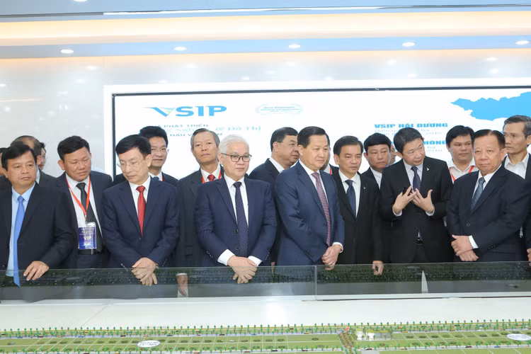 Phó Thủ tướng Chính phủ Lê Minh Khái đánh giá cao cách thức Bình Dương lựa chọn và chuyển đổi mô hình phát triển, vận dụng sáng tạo các mô hình quốc tế vào thực tế của Việt Nam và của riêng Bình Dương