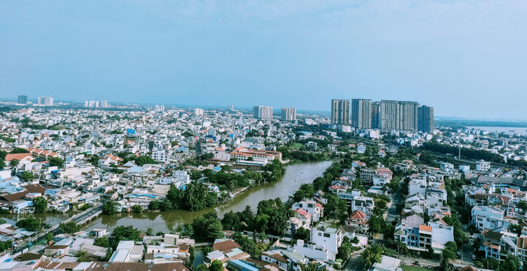 Việc sớm tháo gỡ các vướng mắc, bất cập về thể chế pháp luật cho nhiều dự án bất động sản, nhà ở, sẽ giúp làm tăng nguồn cung và hạ giá thành sản phẩm cho thị trường. Ảnh: Gia An