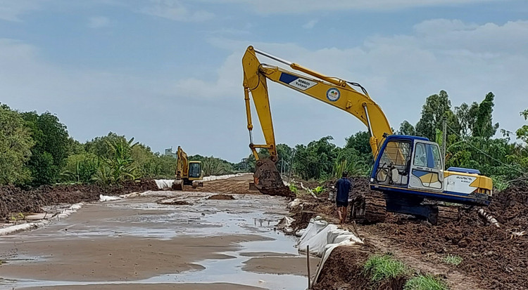 Nhà thầu tăng tốc thi công xây dựng đường ven biển Hòn Đất - Kiên Lương. Ảnh: Ngọc Tuấn 