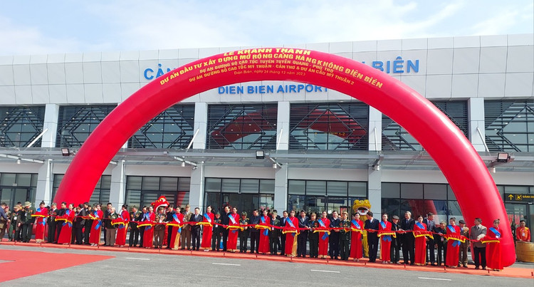 Thủ tướng Chính phủ Phạm Minh Chính cắt băng khánh thành sân bay Điện Biên