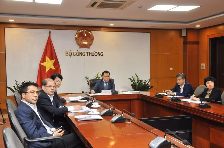 Thứ trưởng Bộ Công Thương cùng các đại diện phía Việt Nam tham dự Đối thoại quốc tế về chuyển đổi năng lượng Berlin năm 2021 và thảo luận tại Phiên họp với chủ đề: “Thiết kế thị trường thông minh cho chuyển đổi năng lượng toàn cầu” (ảnh: MK)