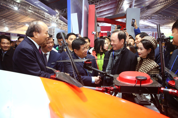 Thủ tướng Chính phủ Nguyễn Xuân Phúc tham quan Triển lãm VIIE2021 (ảnh: Lê Tiên)