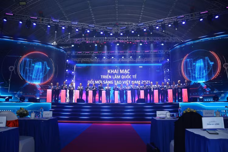 Thủ tướng Chính phủ Nguyễn Xuân Phúc và đại biểu tham dự bấm nút khai mạc VIIE 2021 và khởi công NIC