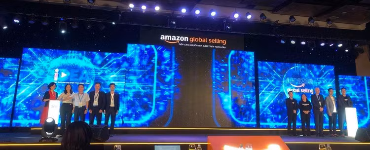 Đại diện Cục Thương mại điện tử và Kinh tế số (IDEA) thuộc Bộ Công Thương và đại diện Amazon Global Selling khởi xướng Chương trình "Kỷ nguyên bứt phá, hàng Việt vươn xa" để đưa hàng Việt ra thế giới.