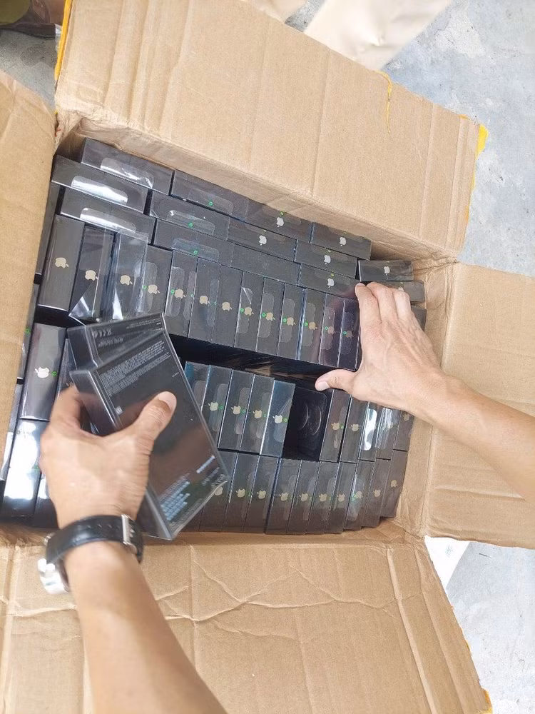 Một trong số các thùng carton được chức năng phát hiện bên trong có 7.598 cái điện thoại di động các loại gồm các nhãn hiệu: iPhone, Samsung... có dấu hiệu nhập lậu (ảnh: MOIT)