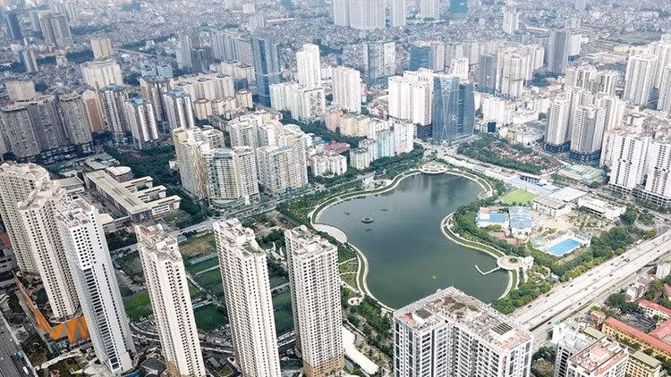 Không chỉ thu hút các nhà đầu tư trong nước, các nhà đầu tư nước ngoài cũng đang dành sự quan tâm đặc biệt với thị trường bất động sản Hà Nội. Ảnh: Lê Tiên.