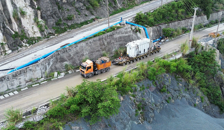 Máy biến áp được vận chuyển tới công trường Thủy điện Hòa Bình mở rộng trong sáng ngày 24/6/2025 (ảnh: EVN)