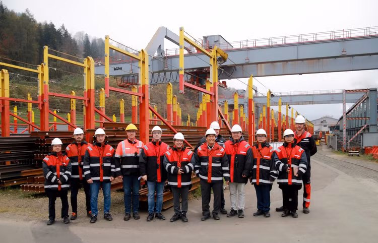 Chủ tịch Tập đoàn Hòa Phát Trần Đình Long cùng đoàn cán bộ kỹ thuật đi học tập kinh nghiệm tại nhà máy sản xuất ray hàng đầu ở nước ngoài (ảnh VGP)