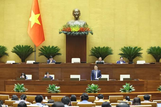 Bộ trưởng Bộ Tài Chính Nguyễn Văn Thắng giải trình, làm rõ những vấn đề đại biểu quan tâm liên quan đến dự thảo Nghị quyết của Quốc hội về cơ chế, chính sách phát triển kinh tế tư nhân sáng ngày 16/5/2025 (ảnh: QH)