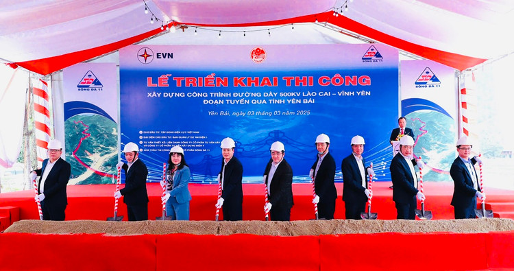 Các đại biểu thực hiện nghi thức triển khai thi công công trình đường dây 500kV Lào Cai-Vĩnh Yên, đoạn tuyến qua địa phận tỉnh Yên Bái (ảnh: EVN)