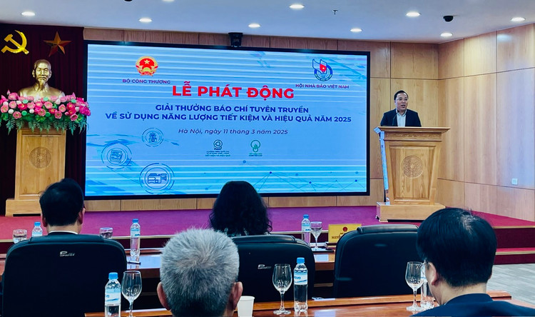 Thứ trưởng Bộ Công Thương Nguyễn Hoàng Long phát biểu tại Lễ phát động Giải thưởng báo chí tuyên truyền về sử dụng năng lượng tiết kiệm và hiệu quả năm 2025