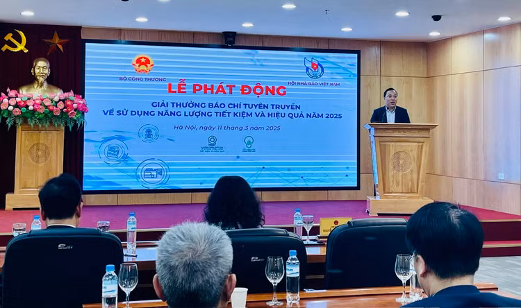 Thứ trưởng Bộ Công Thương Nguyễn Hoàng Long phát biểu tại Lễ phát động Giải thưởng báo chí tuyên truyền về sử dụng năng lượng tiết kiệm và hiệu quả năm 2025