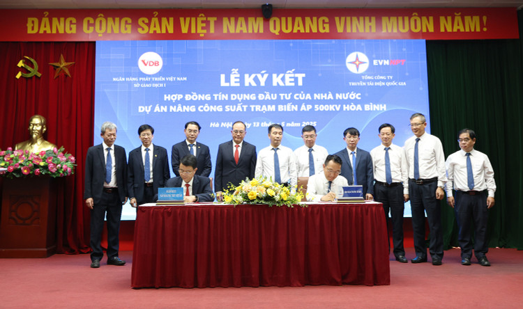 Ông Trần Thế Hùng, Giám đốc NPTPMB (ảnh phải) và ông Lê Văn Nam, Phó tổng giám đốc VDB kiêm Giám đốc Sở Giao dịch I ký kết hợp đồng tín dụng trước sự chứng kiến của lãnh đạo 2 đơn vị (ảnh: EVNNPT)