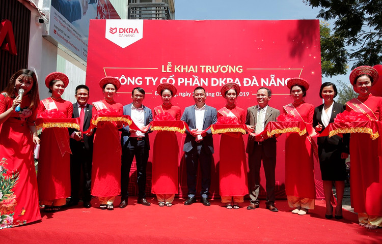 Ban lãnh đạo DKRA Vietnam và DKRA Đà Nẵng thực hiện nghi thức cắt băng khánh thành tại buổi lễ khai trương Công ty CP DKRA Đà Nẵng