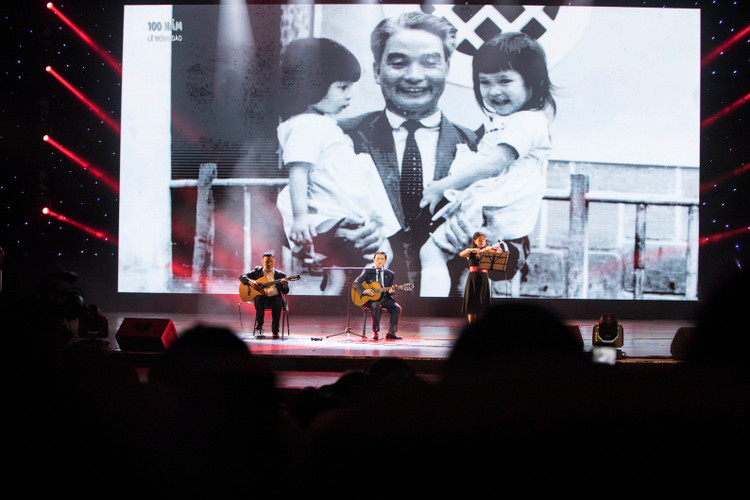 Ông Lê Viết Hải (ngồi giữa), Chủ tịch HĐQT Công ty CP Tập đoàn Xây dựng Hòa Bình, con trai của cố Chủ tịch Danh dự Lê Mộng Đào, thể hiện một ca khúc tại Đêm tưởng niệm