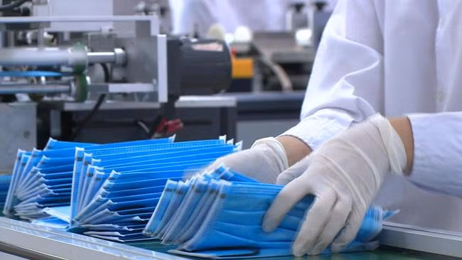 Tình trạng thiếu hụt đáng kể PPE ở nhiều quốc gia đã ảnh hưởng đến việc kiểm soát đại dịch Covid-19 trong vòng 18 tháng qua. Ảnh minh họa: Internet