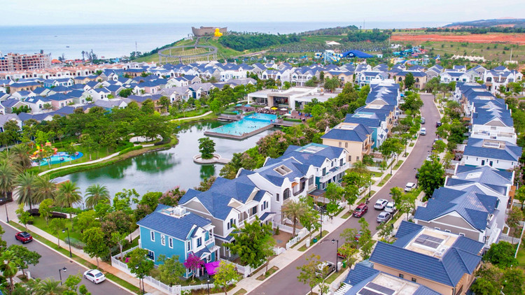 Các nhóm doanh nghiệp bất động sản đang tận dụng lợi thế sáp nhập, cải cách pháp lý, kết nối giao thông để đẩy mạnh triển khai nhiều dự án trải dài từ nhà ở đô thị đến nghỉ dưỡng, du lịch biển, công nghiệp - dịch vụ
