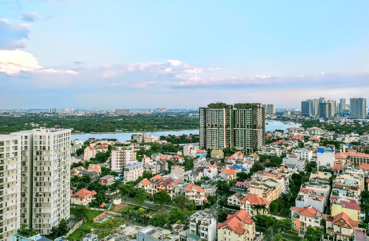 Tuy bị siết vốn, nhưng các chuyên gia nhận định, thị trường bất động sản vẫn sẽ sôi động, dòng tiền sẽ tiếp tục được rót vào và nhiều triển vọng đang mở ra trong năm 2022. Ảnh: Ngô Bảo Tín
