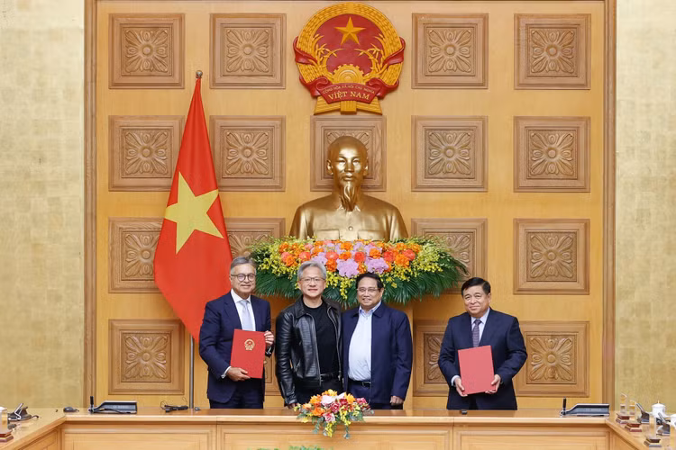 Ngày 5/12/2024, Chính phủ Việt Nam và Tập đoàn NVIDIA đã ký kết thỏa thuận hợp tác thành lập Trung tâm nghiên cứu và phát triển và Trung tâm dữ liệu AI tại Việt Nam (ảnh: CP)