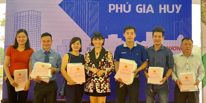 329 giấy chứng nhận GCNQSDĐ đã được trao tận tay cho các khách hàng thuộc dự án khu nhà ở thương mại Phú Gia Huy 