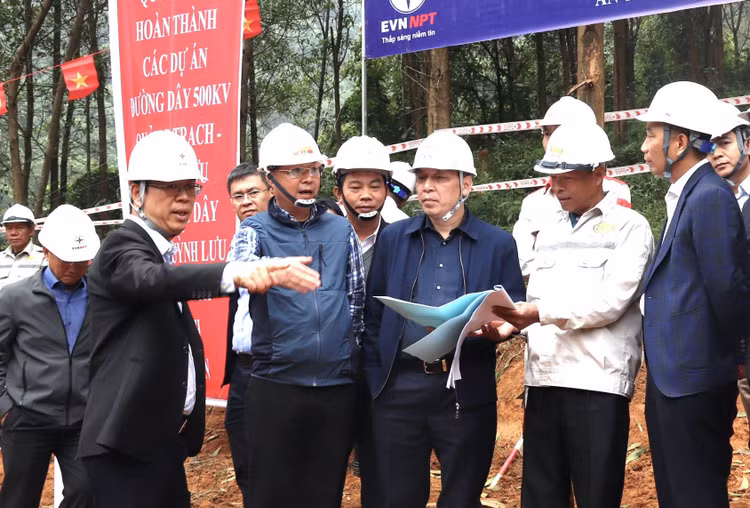 Lãnh đạo EVN kiểm tra tiến độ thi công và động viên lực lượng thi công xuyên tết trên công trường Dự án Đường dây 500kV Quảng Trạch - Quỳnh Lưu đoạn đi qua các tỉnh Nghệ An và Hà Tĩnh 