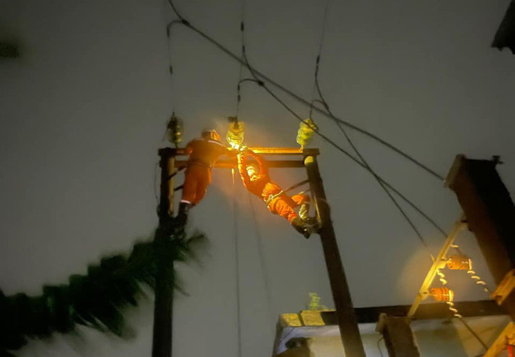 Công nhân ngành điện khắc phục sự sự cố sau bão Yagi (ảnh: EVNPC)