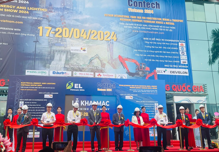 Các đại biểu tham gia cắt băng khai mạc Contech Vietnam 2024 và EL Vietnam 2024