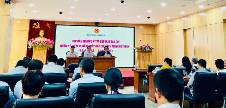 Thứ trưởng Bộ Công Thương Nguyễn Sinh Nhật Tân chủ trì cuộc họp báo thường kỳ quý II/2024 do Bộ Công Thương tổ chức ngày 19/6