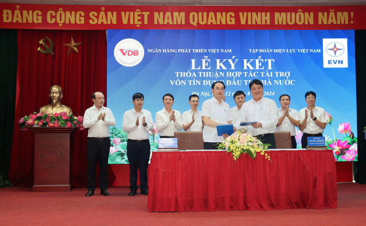 Lãnh đạo EVN và VDB ký kết Thỏa thuận hợp tác (Ảnh: HH)