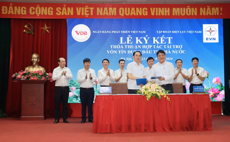 Lãnh đạo EVN và VDB ký kết Thỏa thuận hợp tác (Ảnh: HH)
