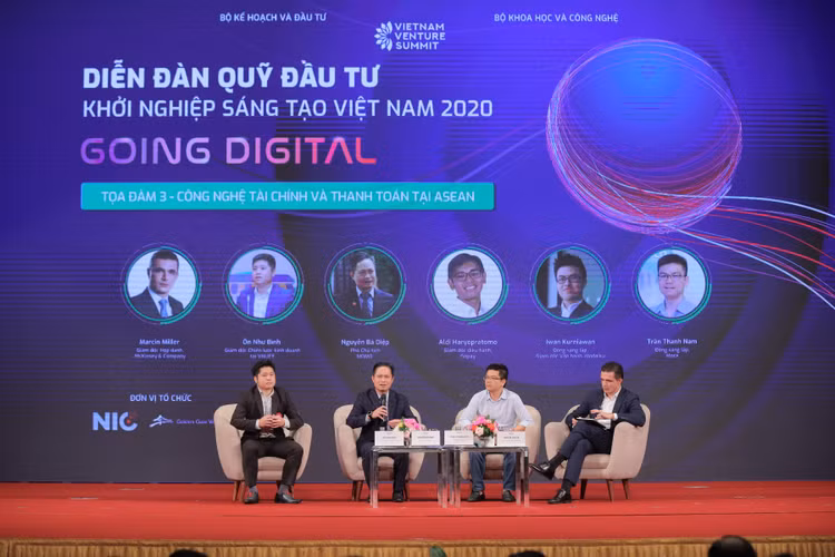 Đại diện Ví MoMo (thứ 2 từ trái sang) tham gia Phiên thảo luận trong khuôn khổ VVS2020 do Bộ Kế hoạch và Đầu tư phối hợp với các đơn vị tổ chức ngày 25/11/2020.