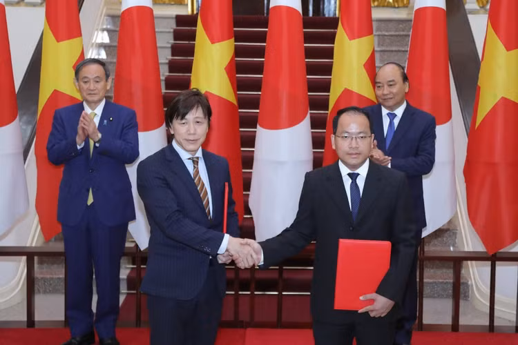 Phó Giám đốc phụ trách NIC Vũ Quốc Huy và Trưởng đại diện Văn phòng JETRO Hà Nội Nakajima Takedo trao thỏa thuận hợp tác ngày 19/10, tại Hà Nội (ảnh: MPI)