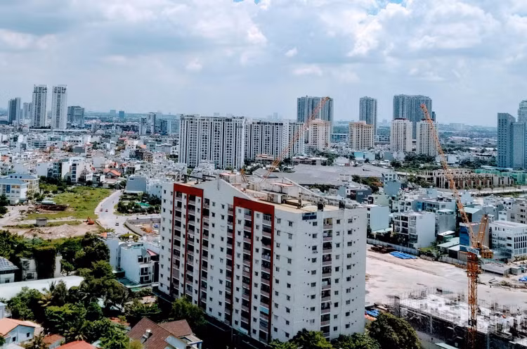 Bài toán về nhà ở phù hợp với khả năng chi trả của người mua trở thành một vấn đề lớn của thị trường bất động sản TP.HCM trong những năm gần đây. Ảnh: Bảo Tín