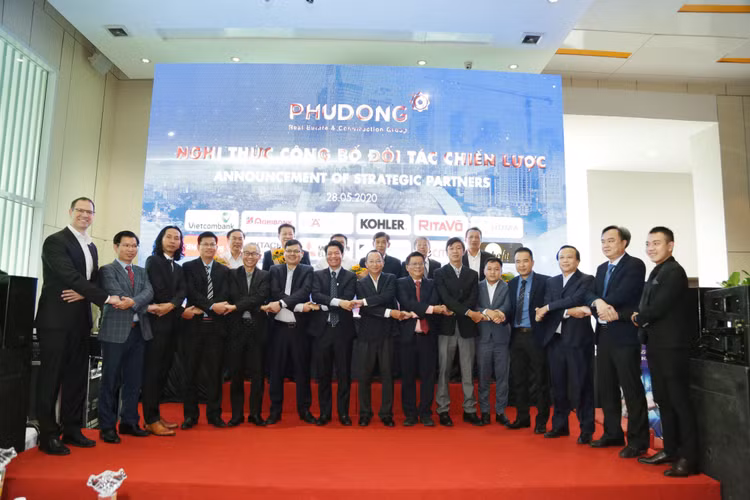 15 đơn vị mà Phú Đông Group ký kết hợp tác chiến lược là những doanh nghiệp hàng đầu và uy tín thuộc nhiều lĩnh vực như: tài chính ngân hàng, tư vấn thiết kế, cung ứng vật liệu xây dựng và dịch vụ