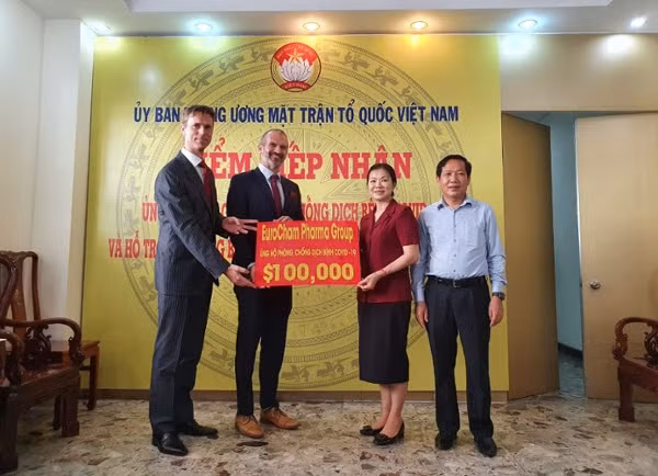 Các thành viên EuroCham Pharma Group đã ủng hộ số tiền tương đương 100.000 USD 