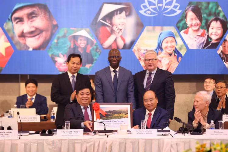 Bộ trưởng Nguyễn Chí Dũng trao cho Thủ tướng Chính phủ Nguyễn Xuân Phúc Khung chính sách kinh tế Việt Nam tại VRDF 2018. Ảnh: MPI