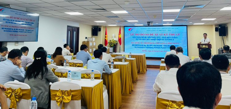 Ông Bùi Minh Tân, đại diện Tổng công ty Điện lực TKV thông tin về Dự án Nhà máy Nhiệt điện Na Dương II và Gói thầu số 28 - Gói thầu EPC Nhà máy chính 
