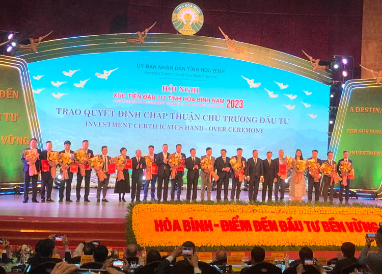 Lãnh đạo tỉnh Hòa Bình trao quyết định chấp thuận chủ trương đầu tư cho 15 dự án đầu tư vào Tỉnh dưới sự chứng kiến của Thủ tướng Phạm Minh Chính