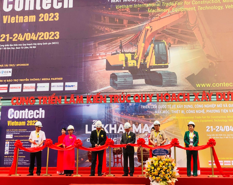 Các đại biểu cắt băng khai mạc Contech Vietnam 2023