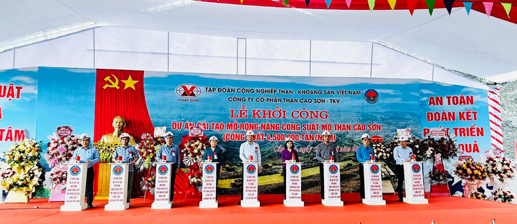 Các đại biểu tham dự bấm nút khởi công Dự án Cải tạo mở rộng nâng công suất mỏ than Cao Sơn 