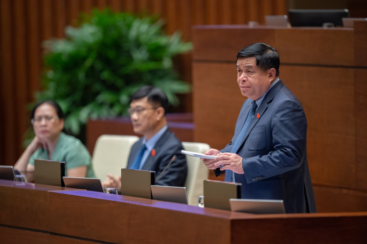 Bộ trưởng Bộ Kế hoạch và Đầu tư Nguyễn Chí Dũng làm rõ thêm một số nội dung đại biểu Quốc hội quan tâm liên quan đến nội dung dự thảo Luật Hợp tác xã (sửa đổi). Ảnh QH