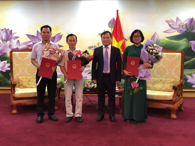 Thứ trưởng Bộ Kế hoạch và Đầu tư Vũ Đại Thắng trao Quyết định bổ nhiệm cho các nhân sự của Quỹ (ảnh: Thành Lộc)