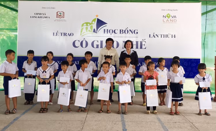 Đại diện Tập đoàn Novaland và lãnh đạo địa phương trao học bổng đến các em học sinh hiếu học 
