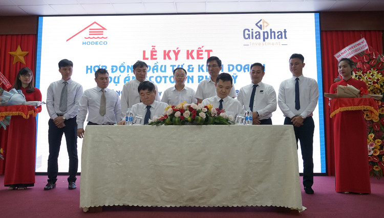 Tổng Giám đốc hai công ty ký kết hợp đồng 