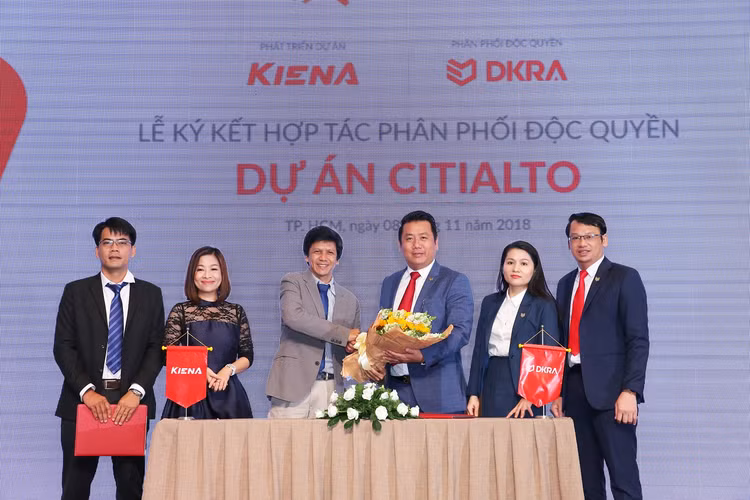 Công ty Cổ phần Kiến Á và Công ty Cổ phần DKRA Việt Nam thực hiện nghi thức ký kết hợp tác phân phối độc quyền dự án CitiAlto. Ảnh: N.N